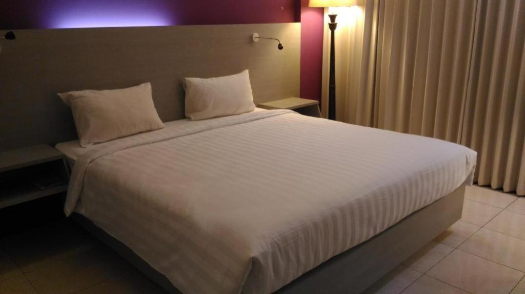 Kharisma Hotel Madiun Dış mekan fotoğraf