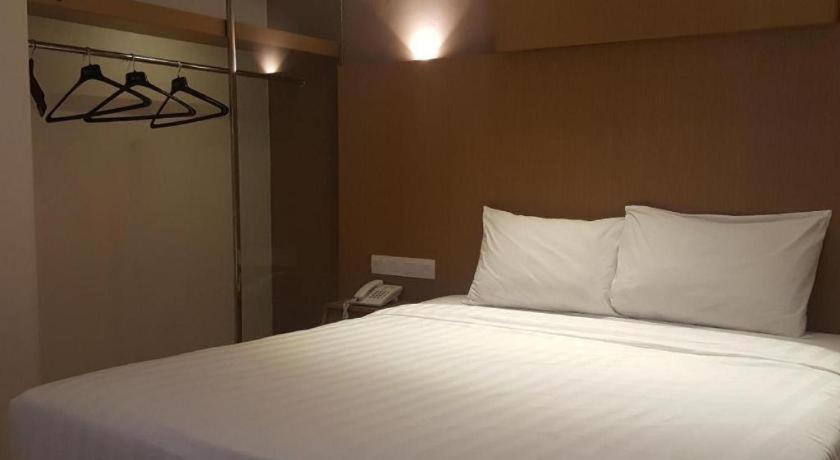 Kharisma Hotel Madiun Dış mekan fotoğraf