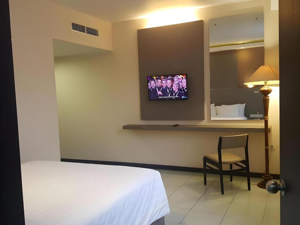 Kharisma Hotel Madiun Dış mekan fotoğraf